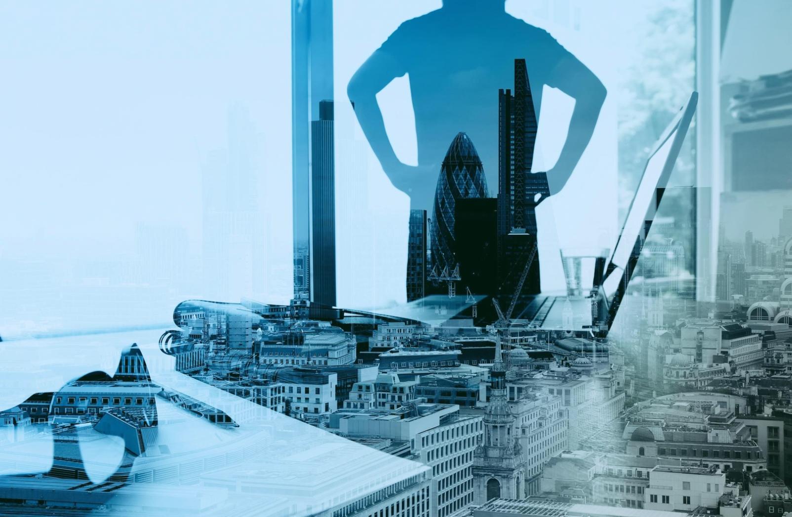 SEO-Workshop-Materialien und digitale Werkzeuge auf einem Arbeitsplatz