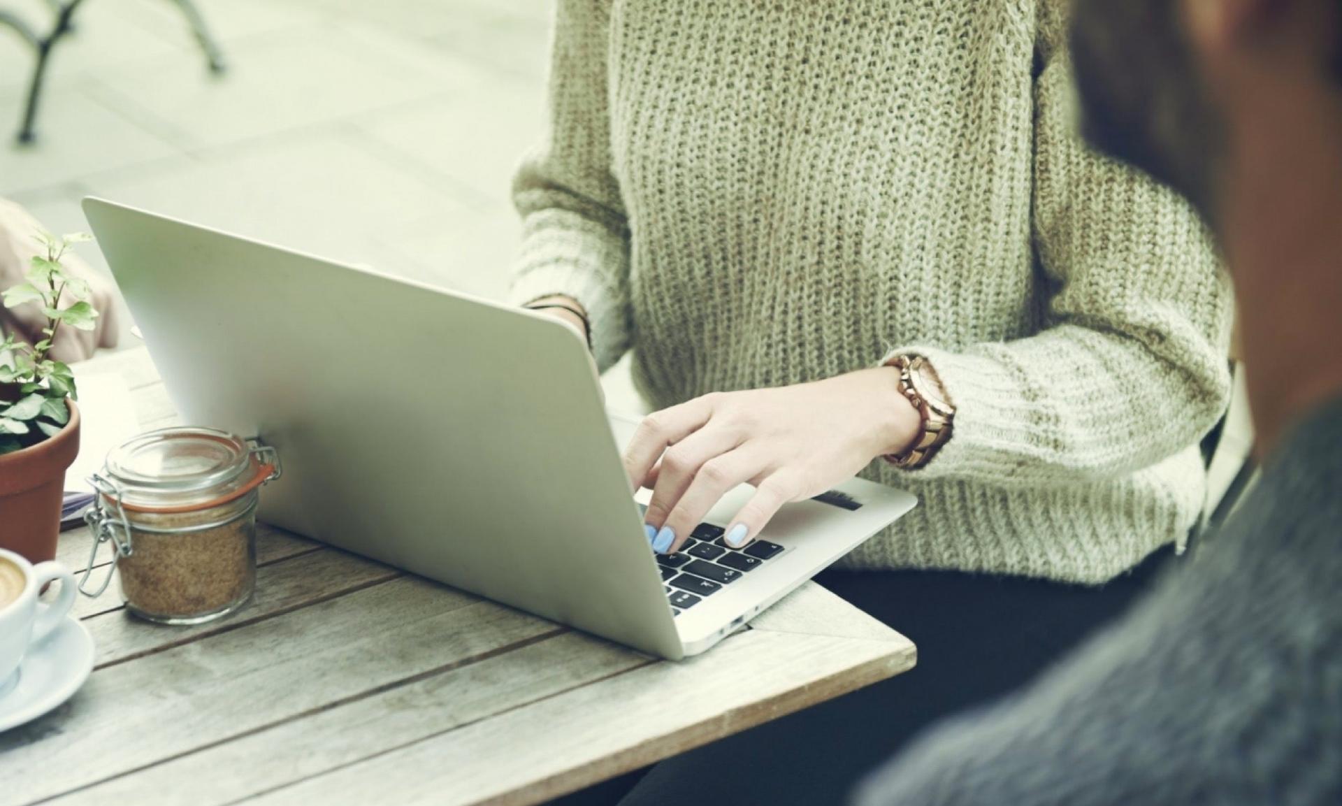 Teilnehmerin arbeitet flexibel von zuhause aus an einem SEO-Kursmodul